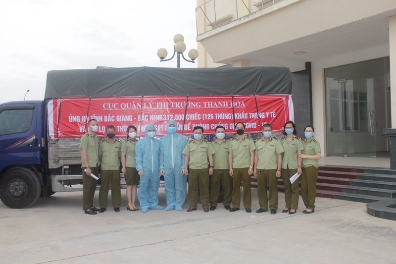 Cục QLTT Thanh Hóa ủng hộ trên 300.000 khẩu trang y tế và 800 lọ nước sát khuẩn cho 02 tỉnh Bắc Giang và Bắc Ninh